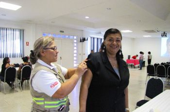 Ing. Yaneth Gutiérrez, Directora del Centro Regional de Coclé colocándose vacuna.