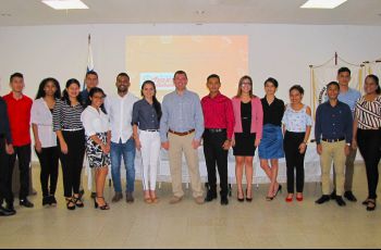 Ing. Francisco Arango junto con estudiantes miembros del Grupo de Investigación Coclé Avanza.