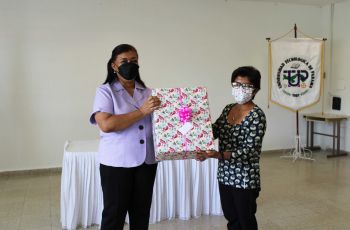 Directora, Ing. Yaneth Gutiérrez entrega regalos a madres colaboradores. de las UTP