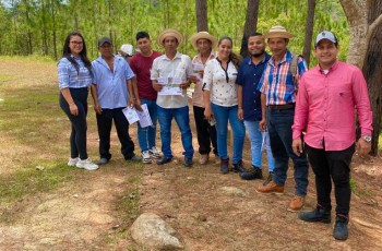 Estudiantes expositores del proyecto y los agricultores de hoja de mostaza de Jagüito de la Pintada.