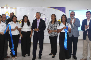 Corte de cinta inaugurando la III Jornada Industrial UTP Coclé 2025 Corte de cinta inaugurando la III Jornada Industrial UTP Coclé 2025