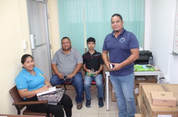  Dr. José Iván Isaza junto a estudiante José Zahir Bonilla Pineda y la Profesora Gloria Barría del Centro Educativo Federico Zúñiga. 