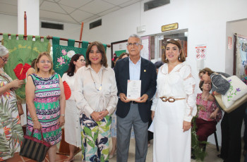  Dra. Ángela Laguna, Rectora de la UTP recibe reconocimiento por parte de Lic. Linda Tejeira, junto al Director del Centro Ing. Efraín Conte