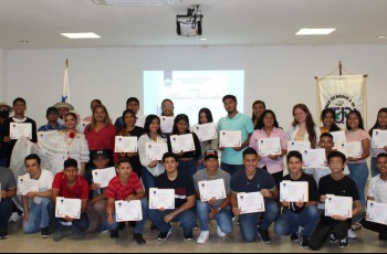 Estudiantes distinguidos ganadores de Certificados de Mención Honorifica.