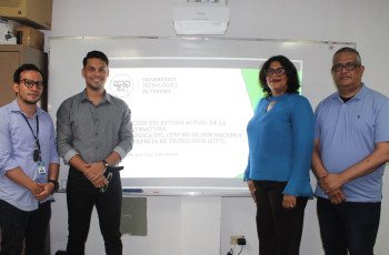 Estudiante Luis Santamaria junto a profesores jurados de la sustentación 