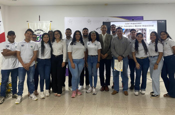 Estudiantes de II año de la carrera de Licenciatura en Logística y Transporte Multimodal