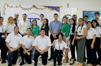 Estudiantes de la Facultad de Ingeniería Industrial y profesores Estudiantes de la Facultad de Ingeniería Industrial y profesores