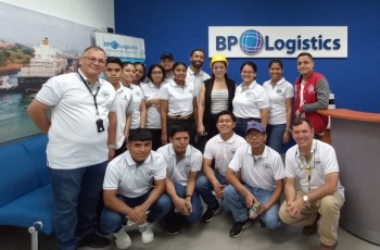 Portada: Estudiantes de IV año de Lic. en Logística y Transporte Multimodal junto a Ing. Luisa Rivera de la empresa BP Logistic.