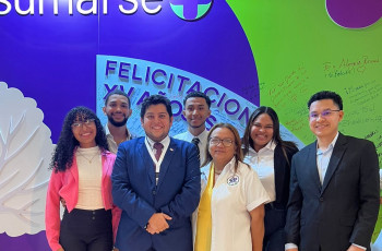 Estudiantes de la FII junto a joven Jahir Velásquez, Agente de Cambio para la Educación
