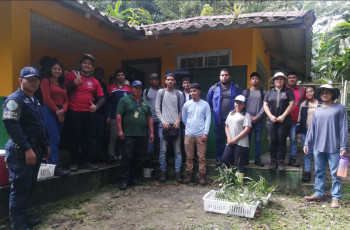 Estudiantes participantes de la reforestación 
