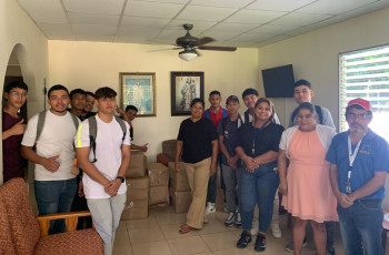Estudiantes de primer año de la Licenciatura en Mecánica Industrial junto a personal de Subdirección de Vida Universitaria