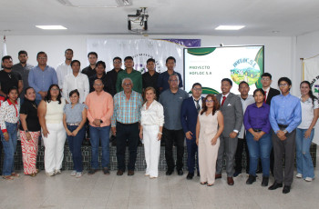 Estudiantes de III año de Licenciatura en Desarrollo de Software junto a Autoridades y invitados especiales 