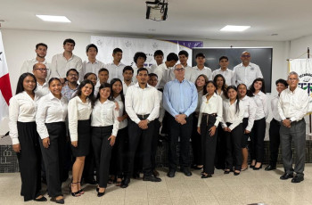 Estudiantes de tercer año de la Licenciatura en Ingeniería Industrial Estudiantes de tercer año de la Licenciatura en Ingeniería Industrial