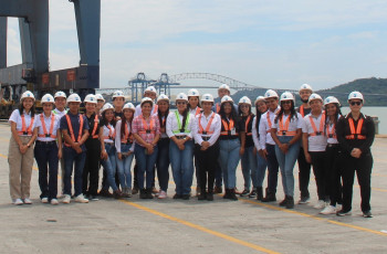 Estudiantes participantes de la gira a la empresa Hutchison Ports PPC