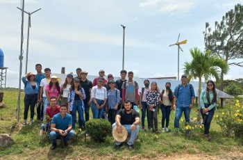 Estudiantes de Ingeniería Civil, realizan visita al parque de energía renovable Casa Blanca