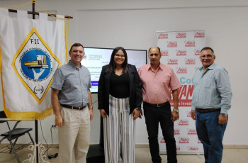 Estudiante Lizmari del Carmen Gómez Ramos junto con jurados de la sustentación