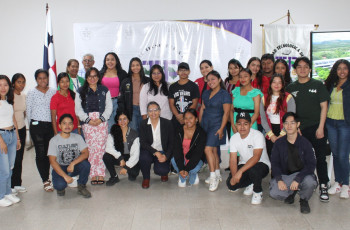 Participantes de la Conferencia Manos que Crecen: Estudia, Crea y Emprende