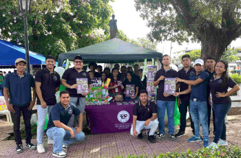 Participantes del stands de reciclaje de la UTP
