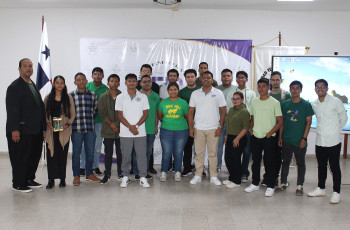 Profesor MSc. Luis Domínguez y los estudiantes de II año de la Licenciatura en Desarrollo y Gestión de Software 