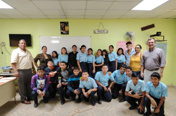 Grupo de noveno grado del Centro Educativo Básico General de El Potrero