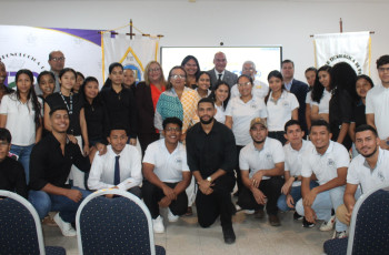 Estudiantes de V año de la Licenciatura en Ingeniería Industrial y I año de la Licenciatura en Logística y Transporte Multimodal 