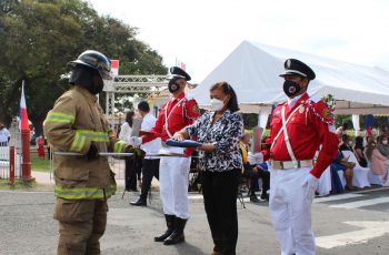 Ingeniera Yaneth Gutiérrez, escoltando bandera para su cremación
