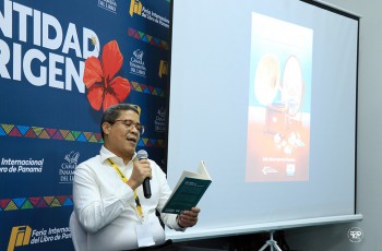 Presentación del libro por el escritor Lcdo. Julio Aparicio.