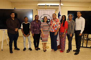 Autoridades del Centro junto a Expositores.