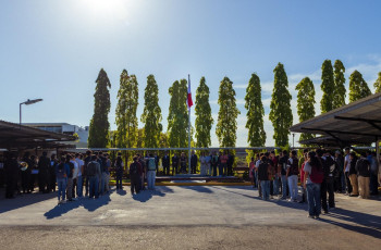 La izada del pabellón nacional fue realizada en la nueva ubicación del asta de la bandera.