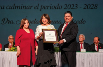 La rueva Rectora de la UTP, Dra. Ángela Laguna Caicedo recibe su credencial