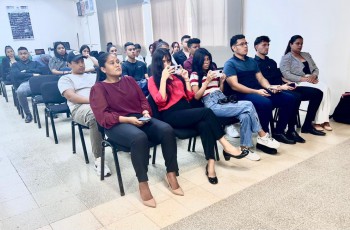 Estudiantes de la Lic. en Mercadeo y Comercio Internacional, realizan presentación del proyecto de Estudio de Mercado para proponer la Maestría Científica para el Centro Regional de Panamá Oeste 