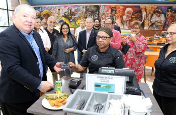 Dr. Omar Aizpurúa, rector de la UTP, realiza pago con su tarjeta en la cafetería del Edif. No. 1.