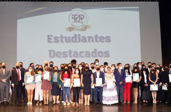 127 estudiantes recibieron reconocimiento.