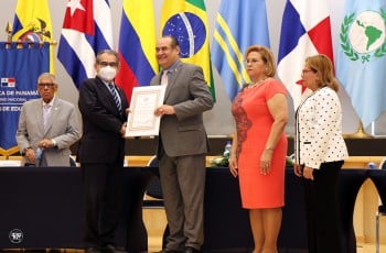 Entrega de certificación al Rector de la UTP, Ing. Héctor M. Montemayor.