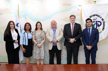 El Rector, Dr. Omar Aizpurúa junto a la embajadora de Panamá en Reino Unido, S. E Natalia Royo.