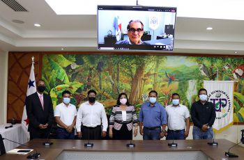 Autoridades de la UTP junto a las Autoridades de la Comarca Emberá Wuonaán.