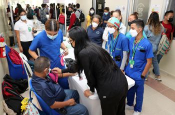 Estudiantes y administrativos participan de la Feria de la Salud.
