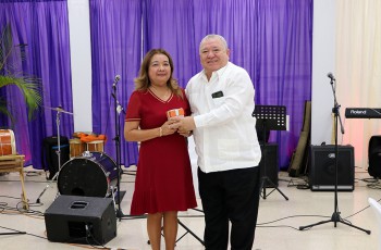 El rector de la UTP, Dr. Omar Aizpurúa, junto a la Secretaria Parlamentaria, Marissa del Carmen Hernández.