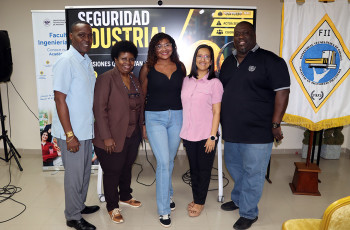 Autoridades y profesores de la FII junto a la expositora.