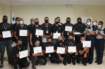 Participantes recibieron certificados.