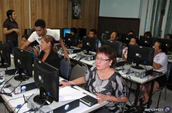 Colaboradores de la UTP Chiriquí participan en seminario.