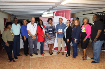 Autoridades del Centro Regional de Colón junto al Expositor.