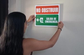 Entre los artículos entregados se incluyen 17 letreros: 13 para salidas de emergencia y 4 sobre el uso obligatorio de equipo de protección personal