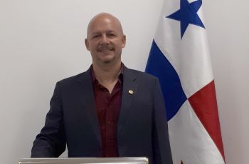 Ing. José Rolando Serracín, en la presentación de su Tesis Doctoral.