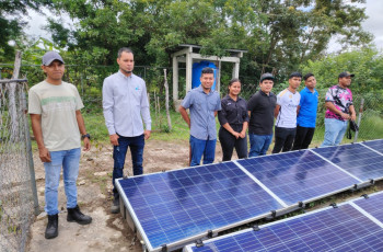 Estudiantes del Técnico en Sistemas Eléctricos, de la Facultad de Ingeniería Eléctrica durante la instalación de los paneles