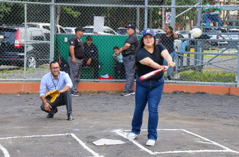 Bateadora y receptor de honor.