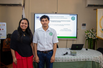 Estudiantes Carmen Tenorio y Encarnación Castillo.