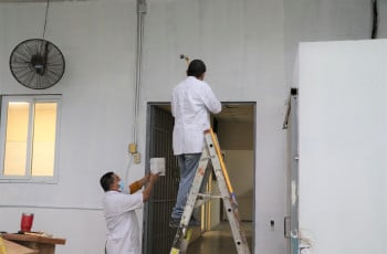 Colaboradores de la UTP pintando una pared. Colaboradores de la UTP pintando una pared.