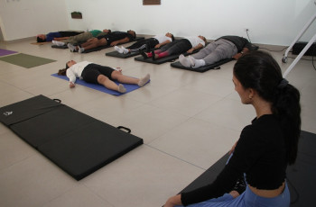 Personal administrativo de la UTP recibe taller de Yoga