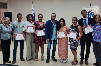 Estudiantes de la UTP participan de la obra de teatro. 